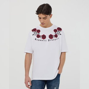 Camiseta Blanca de Manga Corta para Hombre con Bordado Floral Rojo, Cuello Redondo, Corte Regular, Estilo Casual - Product Image 5