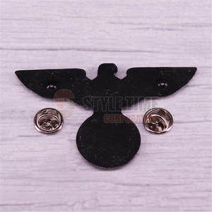 Badges en acier sur mesure, surface lisse avec épingle de fixation robuste pour vêtements et accessoires - Product Image 3
