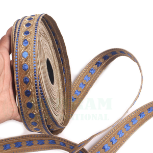 Túnica Litúrgica Tradicional Elegante y Sencilla de Color Morado con Bordado Dorado, Cinta de Galón, Tela Ligera con Pedrería - Product Image 6