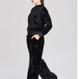 Conjunto Deportivo Informal de Felpa con Estampado Negro Timeless Femme, Chaqueta y Pantalones Ultra Suaves, Resistentes al Viento, Ecológicos y de Lujo para Mujer - Product Image 2