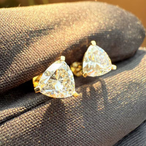 Pendientes de tuerca de moissanita de 1.00 quilates con corte trillón, chapados en oro y rodio con plata 925, para compromiso, regalo encantador para mujer, para fiesta - Product Image 1