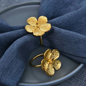 ที่ใส่ผ้าเช็ดปากรูปดอกแมกโนเลียสีทองเมทัลลิกสุดหรู สำหรับงานเลี้ยงอาหารค่ำอย่างเป็นทางการ แหวนผ้าเช็ดปากลายดอกไม้สีทองสุดประณีต - Product Image 2