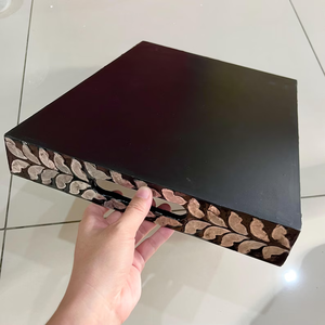 ถาดเปลือกหอยคาปิซสีดำและสีขาว: ถาดเสิร์ฟตกแต่งด้วยมุกเปลือกหอยโดย blossom craft india - Product Image 5