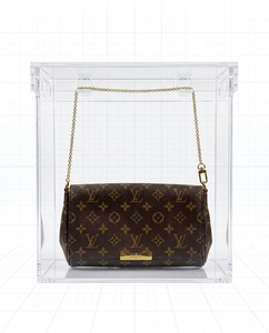 Elegante Exhibidor de Acrílico Transparente para Bolsos, Moderno y de Pie, para Proteger y Exhibir Diseños - Product Image 3