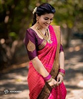 ZENGİN GÖRÜNÜMLÜ LICHI İPEK ZENGİN PALLU JAKARLI İŞLEMELİ MODERN SAREE DİKİLMEZ BLUZ PARTİ VE TÖRBAZLIK ÖZEL GÜNLER İÇİN TOPTAN FİYAT ETNİK KIYAFET