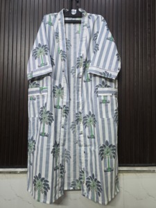 Robe de chambre décontractée pour femme, gris et blanc, à rayures et imprimé floral, col en V, longueur totale, manches trois quarts, 100 % coton tissé, idéale pour l'été - Product Image 4