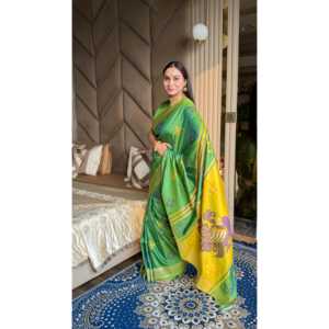 Sari en soie douce Mehendi Ikkat Patola avec motifs de paon Meenakari et bordure en zari doré pour les mariages - Product Image 3