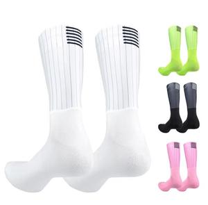 Chaussettes de sport pour hommes en maille unie respirante et écologique, en Spandex et Polyester, pour l'été, couleurs rose, vert, blanc, noir, avec logo sur le revers. - Product Image 2