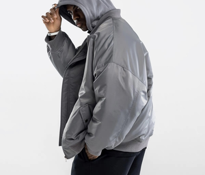 Blouson Bomber Varsity Unisexe Gris Uni Personnalisable avec Broderie sur le Devant, en Satin Écologique Respirant, Style Sportif Décontracté - Product Image 3