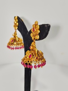 Pendientes Jhumka Antiguos de Oro Sólido de 22k, Hechos a Mano con Motivo de Lakshmi, Esmeraldas Verdes y Perlas Naturales para Boda - Product Image 2