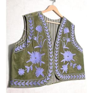 Gilet en velours Suzani fait main pour femme, broderie florale, style bohème, ethnique, vintage, festival, veste courte de créateur - Product Image 4