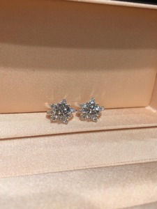 Pendientes de Aro con Forma de Estrella de Diamante Cultivado en Laboratorio en Oro Blanco de 14K, Aros de Diamante Redondos con Forma de Estrella, Joyería Fina Elegante y Chic - Product Image 3