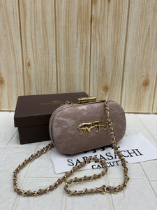 Pochette de soirée Sabyasachi de qualité supérieure en velours baroque avec sac à main de mariage écologique en acrylique tendance doré - Product Image 2