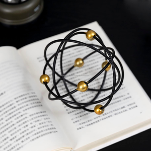 Escultura de esfera de metal moderna con acentos dorados Adorno de esfera decorativo contemporáneo para sala de estar - Product Image 4