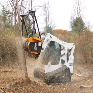 Minicargadora Bobcat eficiente con accesorio triturador de alto flujo para trabajos forestales, desbroce y corte de árboles - Product Image 5