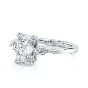 Anillo de Compromiso de Tres Piedras con Diamante Cultivado en Laboratorio de Corte Radiante, 1.70 CTW, Oro Sólido de 14K, Chapado en Rodio, Regalo de Boda Elegante y de Lujo - Product Image 4