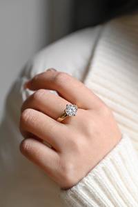 Anillo de compromiso solitario de oro macizo de 14K con diamante cultivado en laboratorio de corte brillante redondo, para uso en fiestas 2026, con engaste de 6 garras para mujer - Product Image 2