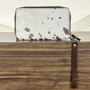 Pochette unique en cuir de vachette véritable, artisanale et haut de gamme, avec motif floral gravé, fermeture éclair, portefeuille élégant pour femmes - Product Image 5