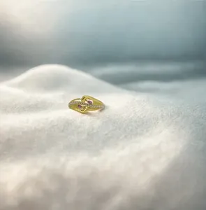 แหวนทองคำรูปทรงไขว้ประดับพลอยสีชมพูและเส้นประดับระยิบระยับ ดีไซน์หรูหราทันสมัย เหมาะสำหรับผู้หญิง - Product Image 3