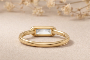 Bague de fiançailles solitaire minimaliste en or blanc plaqué rhodium avec diamant de laboratoire taille émeraude serti clos et perle d'eau douce - Product Image 2