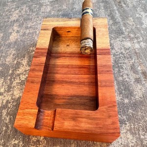 Cendrier en bois naturel rond fait à la main pour une utilisation en intérieur et en extérieur, cendrier en bois personnalisé, porte-cigarettes en bois massif - Product Image 5