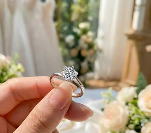 Anillo de Diamante Moissanite de Forma Redonda en Plata de Ley 925, Regalo para Ella - Product Image 4