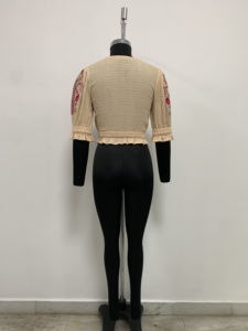Haut court à fleurs pour femme, style vintage, col en V, broderie, imprimé numérique, manches trois-quarts, avec volants - Product Image 2