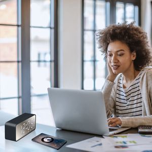 Réveil numérique intelligent sans fil V5.0 avec radio FM, miroir LED et haut-parleur - Product Image 3