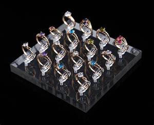 Elegante y moderno soporte de exhibición de bloques acrílicos para una exquisita colección de anillos que proporciona una presentación elegante y estable - Product Image 3