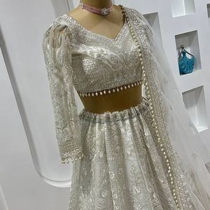 Lehenga Choli de créateur pour femmes, orné de paillettes et de broderies Dori, idéal pour les mariages et les fêtes, avec dupatta à bordure perlée. - Product Image 6
