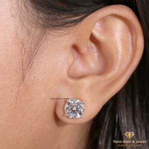 Regala Sorpresa con Aretes Clásicos de Corte Redondo con Diamantes CVD Cultivados en Laboratorio de 6 TCW, Certificados por IGI, Color F, Claridad VVS2, Oro Sólido de 14K - Product Image 4