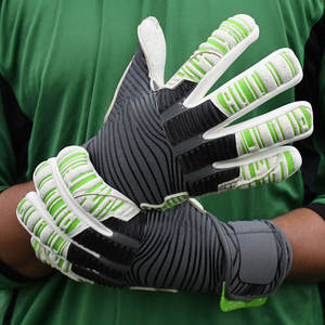 Guantes de portero de fútbol profesionales con palma de látex de agarre fuerte, protección para los dedos, transpirables y con logo personalizado. - Product Image 1