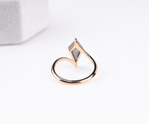 แหวนหมั้นเพชรเกลือและพริกไทยทรงไคท์คัทจาก OM GEMS เพชรเลี้ยงในห้องปฏิบัติการ ตัวเรือนทอง 14K ประดับเพชรแบบกรงเล็บ สำหรับเธอ - Product Image 3