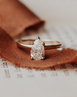 Bague de fiançailles élégante en or avec diamant solitaire taille poire pour femme, idéale pour demande en mariage ou anniversaire