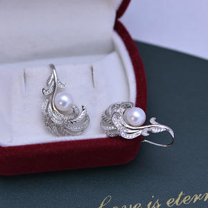 Boucles d'oreilles pour femmes en argent S925 avec perles d'eau douce blanches de 7-8 mm, lumière intense, presque parfaites, design élégant avec grille de diamants circulaire - Product Image 3