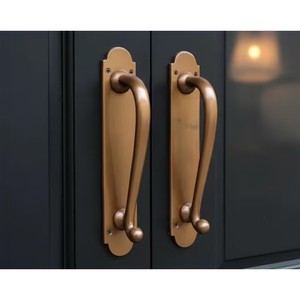 Manija de puerta elegante que se integra perfectamente con el decorismo moderno, hermoso acento metálico que realza el diseño arquitectónico. - Product Image 1