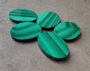มาลาไคต์ธรรมชาติทรงรีแบบคาโบชอง หินพลอยเม็ดเดี่ยวสำหรับทำเครื่องประดับ วัสดุงานฝีมือ และของสะสม - Product Image 5