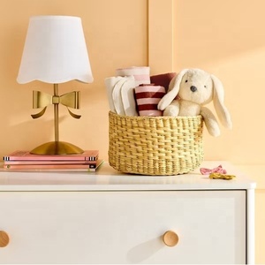 Lámpara de Mesa Metálica con Lazo Dorado Decorativo, Base de Hierro, Pantalla de Tela Premium, Iluminación Ambiental Cálida para Interiores Elegantes - Product Image 2