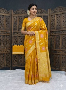 Sari de Seda Banarasi de Lujo con Diseño Floral Tejido con Hilo Dorado, Sari Tradicional Indio para Bodas con Pallu y Blusa Elegantes - Product Image 6