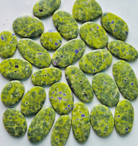 Piedras preciosas de Stichtite de cristal sueltas de grado AAA 100% Natural suave pulido parte posterior plana Atlantisite cabujón increíbles piedras preciosas sueltas - Product Image 1