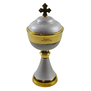 Ciborio de latón chapado en oro y esmaltado en blanco con tapa de cruz para artículos litúrgicos de la Iglesia Católica. - Product Image 1