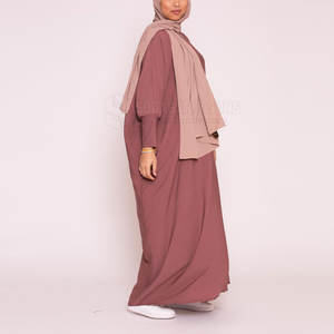 Abaya clásica para mujer con diseño minimalista y tela transpirable para comodidad diaria. Elegante abaya para mujer. - Product Image 2