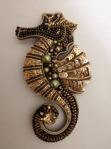 Broche artístico bordado a mano con cuentas de cristal, un regalo perfecto para mujeres y coleccionistas. - Product Image 1