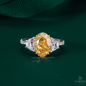 Anillo de diamantes cultivados en laboratorio de corte ovalado amarillo de diseño de 4.31 quilates con piedras laterales trapezoidales, anillo de boda para mujer - Product Image 3