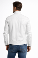 Veste de motard minimaliste blanche de qualité supérieure pour homme, coupe ajustée élégante, finition en polyester et nylon lisse, fermeture éclair moderne sur le devant