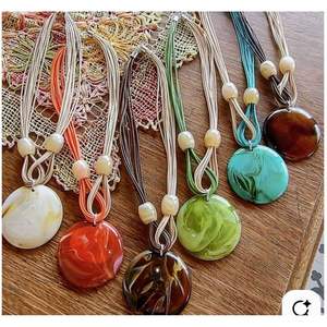 Collier tendance en perles de résine, bijou léger et confortable pour femme, idéal pour le quotidien et les soirées - Product Image 6