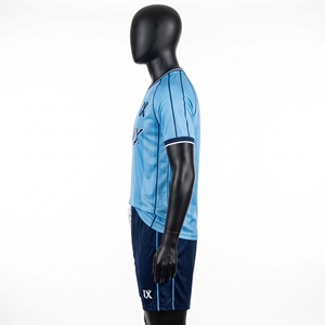 Ensemble d'uniformes de football rétro classiques personnalisés, col en V, maillot de football vintage, shorts, kit d'équipe rétro, nom et numéro, 100% polyester - Product Image 3