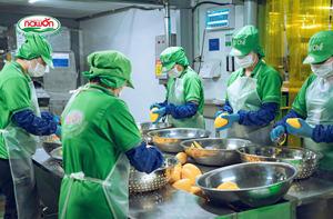 Venta al por mayor de varias bebidas de jugo de fruta 330ml jugo de fruta enlatado en Vietnam Nawon Factory GMP bebida OEM OD muestra gratis - Product Image 6