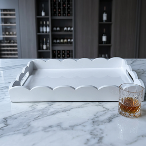 Plateau de service rectangulaire blanc à bords festonnés, finition brillante en bois, design minimaliste pour utilisation sur table - Product Image 1