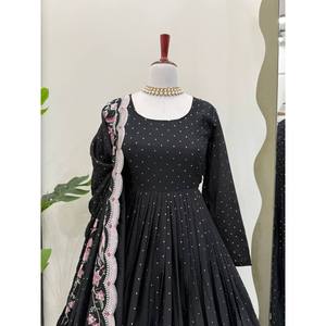 Robe de soirée de créateur avec broderie et sequins, taille XL - Product Image 1